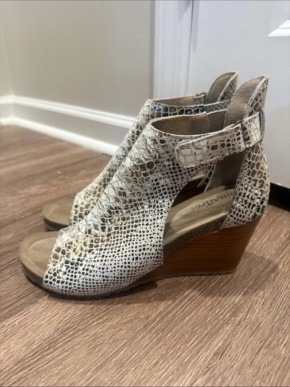 Women’s Snake-Print Wedge Sandals in Cream Size 10 NWOT